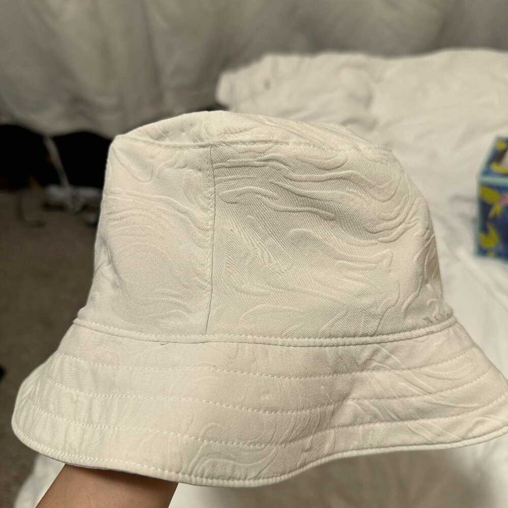 Lululemon Reversible Bucket Hat in size M/L